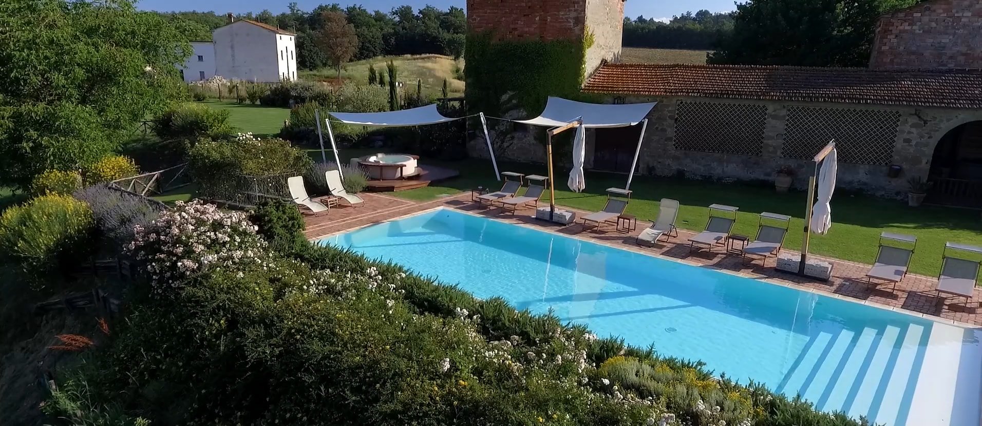 Piscina esterna a sfioro casa vacanze anghiari